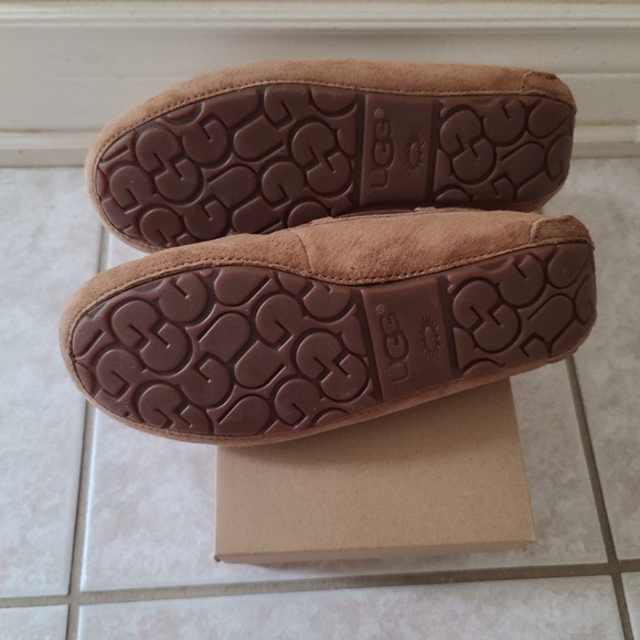 UGG Women's Dakota Brown Moccasins 7 - Picture 5 of 8